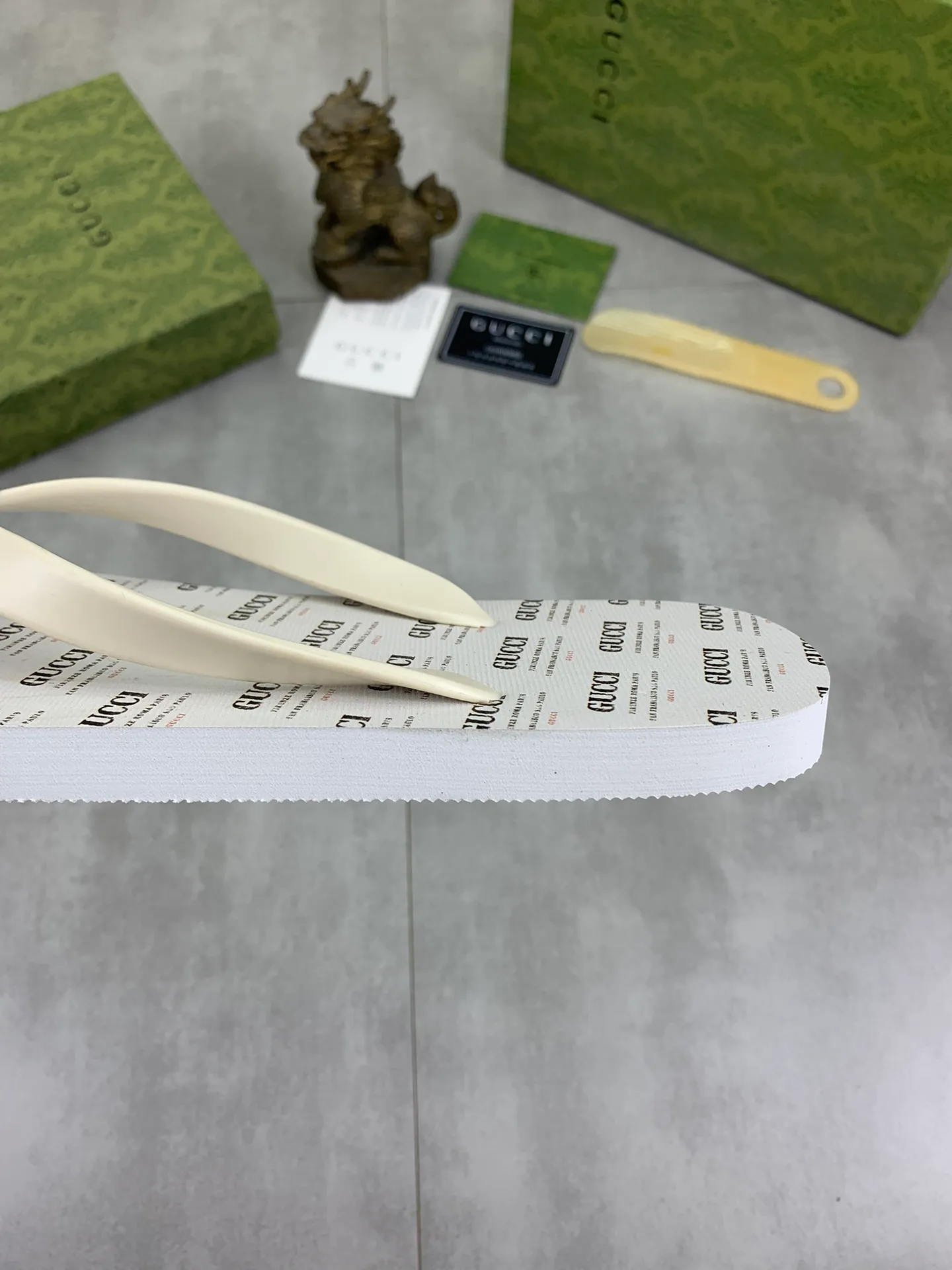 Men's men's shoes 💰P220💰【New style】🆘【GUCCI】Official website's popular Gucci adult couple 🧑‍🤝‍🧑 style, children's flip-flops are on sale at the counter simultaneously! Original fabric imported from Italy. Original bottom provided by the original factory. Size: Adult 36-45. Children’s size: 30-37. Multiple colors available.